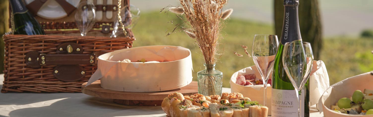 Header page consommation responsable pique nique en Champagne avec bouteille et verres